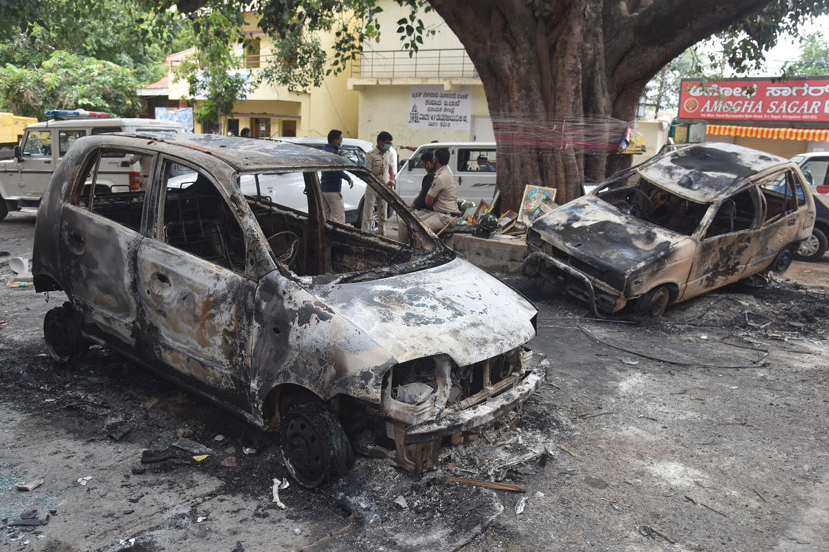 Vehicles burnt by the rampaging mob in DJ Halli. DH PHOTO/S K DINESH