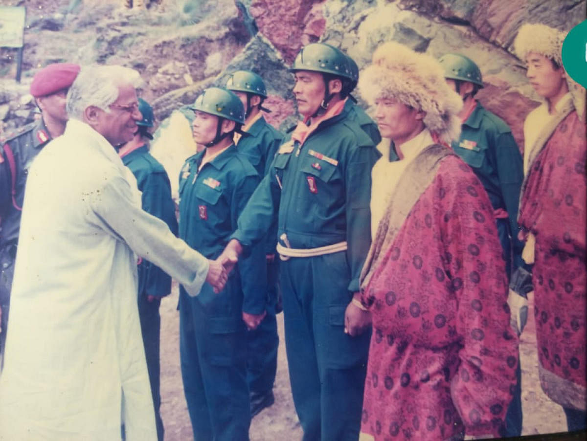 The late Defence Minister George Fernandes greeting SFF commandos during the Kargil War in 1999.