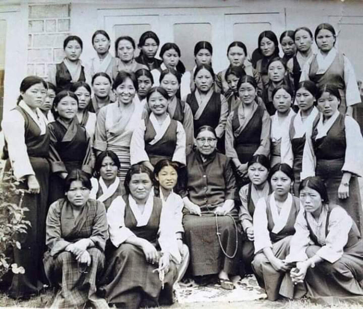 The Dalai Lama’s late mother with SFF women commandos.