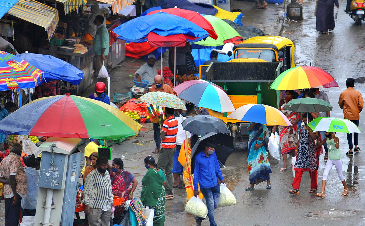 A little rain cannot stop them from shopping. DH Photo/Pushkar V
