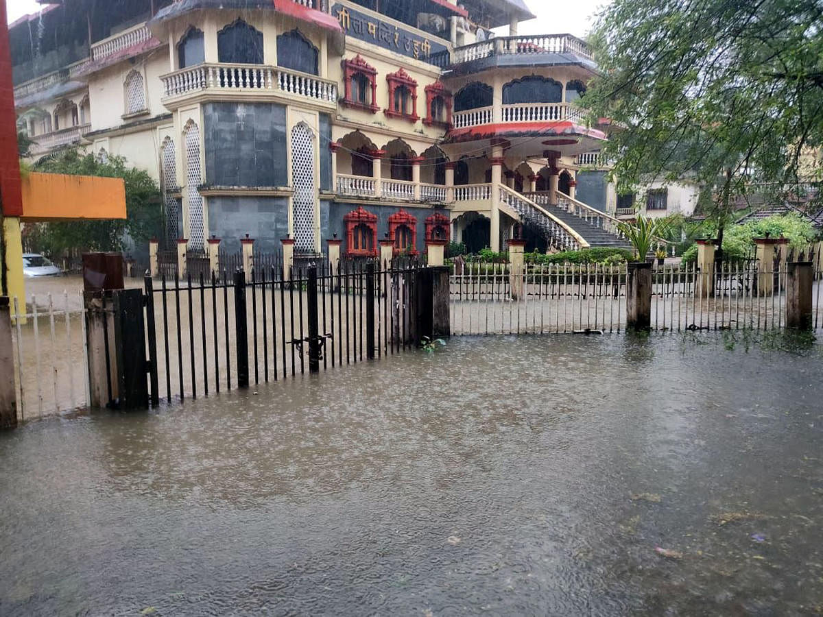 A view of the marooned Krishna Mutt in Udupi on Sunday. DH Photo/Umesh Marvalli