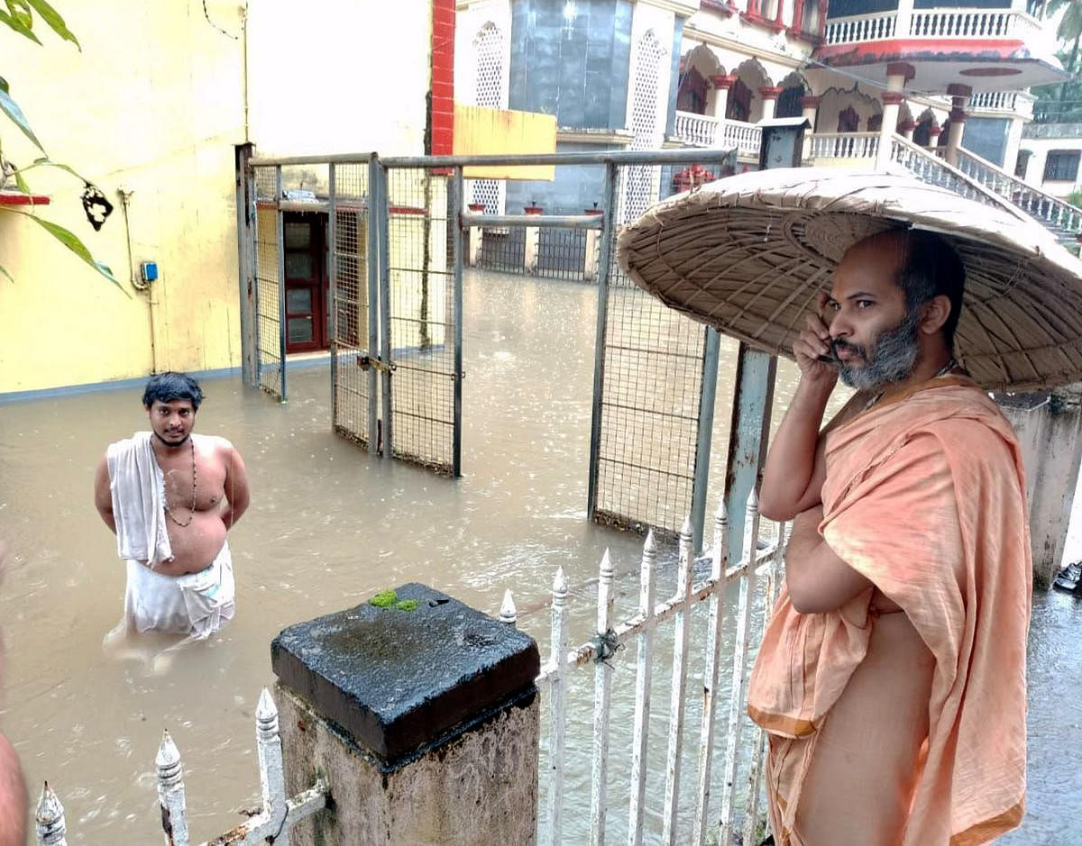 Eshapriya swami of Adamaru Mutt takes a stock of the situation at Krishna Mutt in Udupi