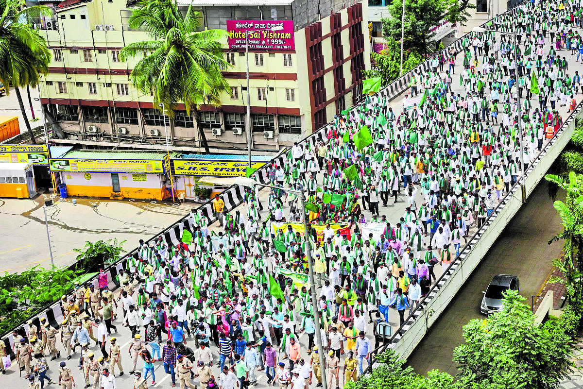 Farmers across the state take out a march protesting the controversial ordinances brought by the state government, in Bengaluru on Monday. DH Photo/B H Shivakumar