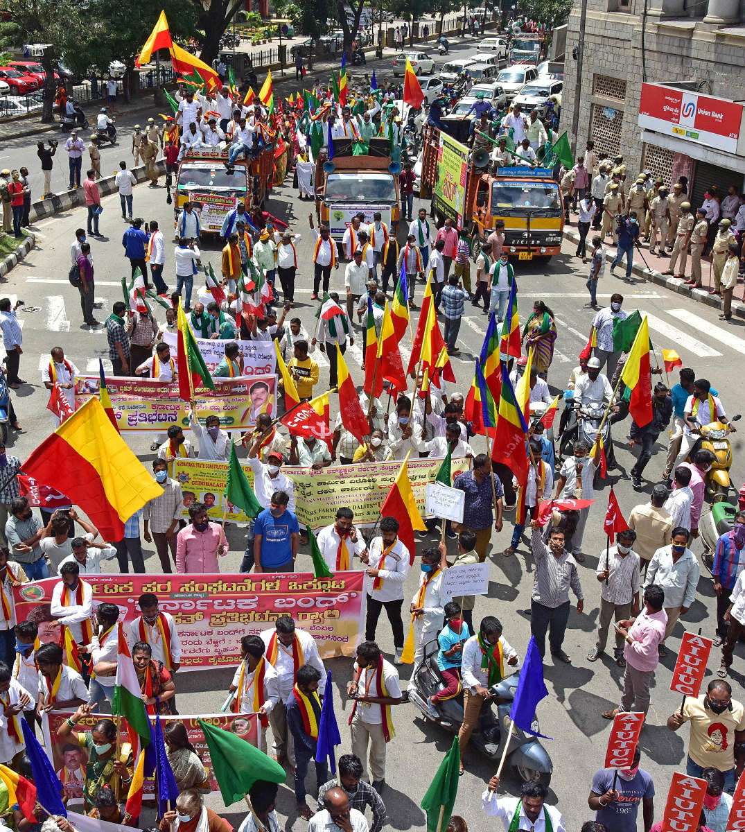 Farmers and activists take out a rally from Town Hall to Mysore Bank Circle in Bengaluru on Monday. DH PHOTO/IRSHAD MAHAMMAD
