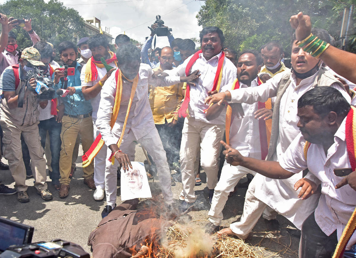 Members of a pro-Kannada organisation burn an effigy during the demonstration at Town Hall, Bengaluru, on Monday. DH PHOTO/IRSHAD MAHAMMAD