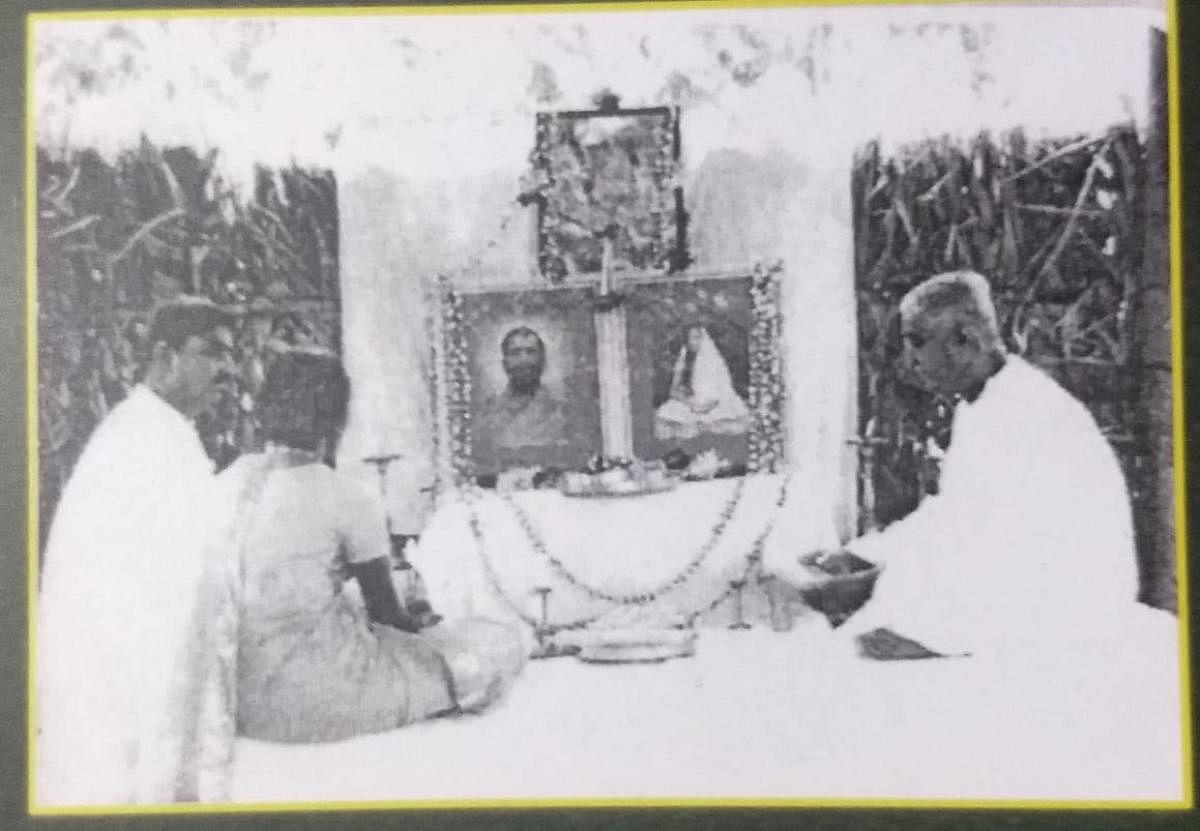 Kuvempu recites the Mantra Mangalya to his son Poornachandra Tejaswi and daughter-in-law Rajeshwari Tejaswi in 1966; (right) The wedding invitation card, hand-written by Kuvempu. Photo courtesy: Rajeshwari Tejaswi