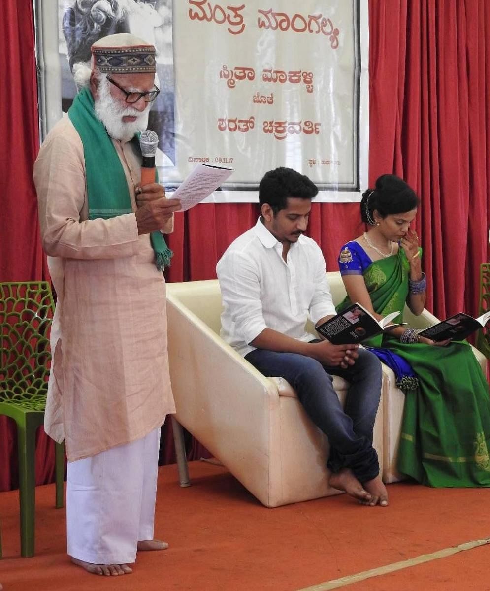 Kadidal Shamanna administers the oath during the wedding of Sharath Chakravarthi and Smitha Makalli in 2017.