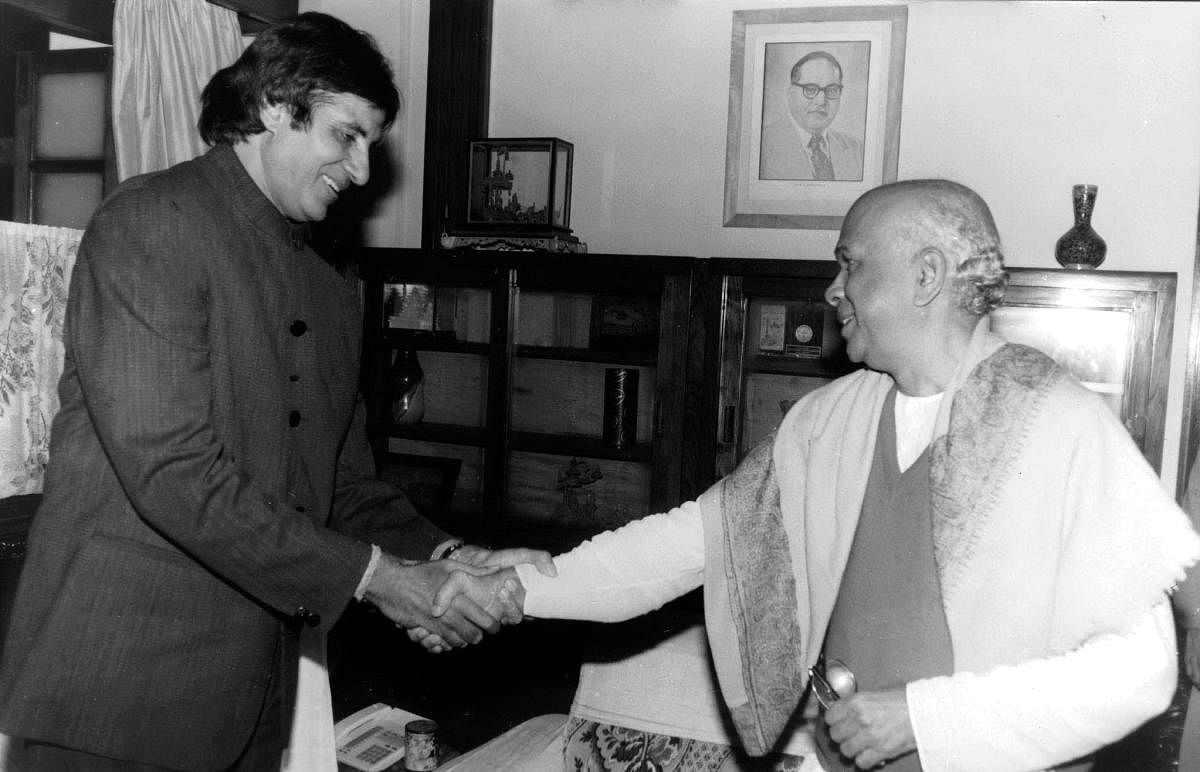 Bollywood actor Amitabh Bachchan shakes hands with Karnataka Chief Minister J H Patel at his office in Vidhana Soudha in November 1996.  Credit: DH File Photo