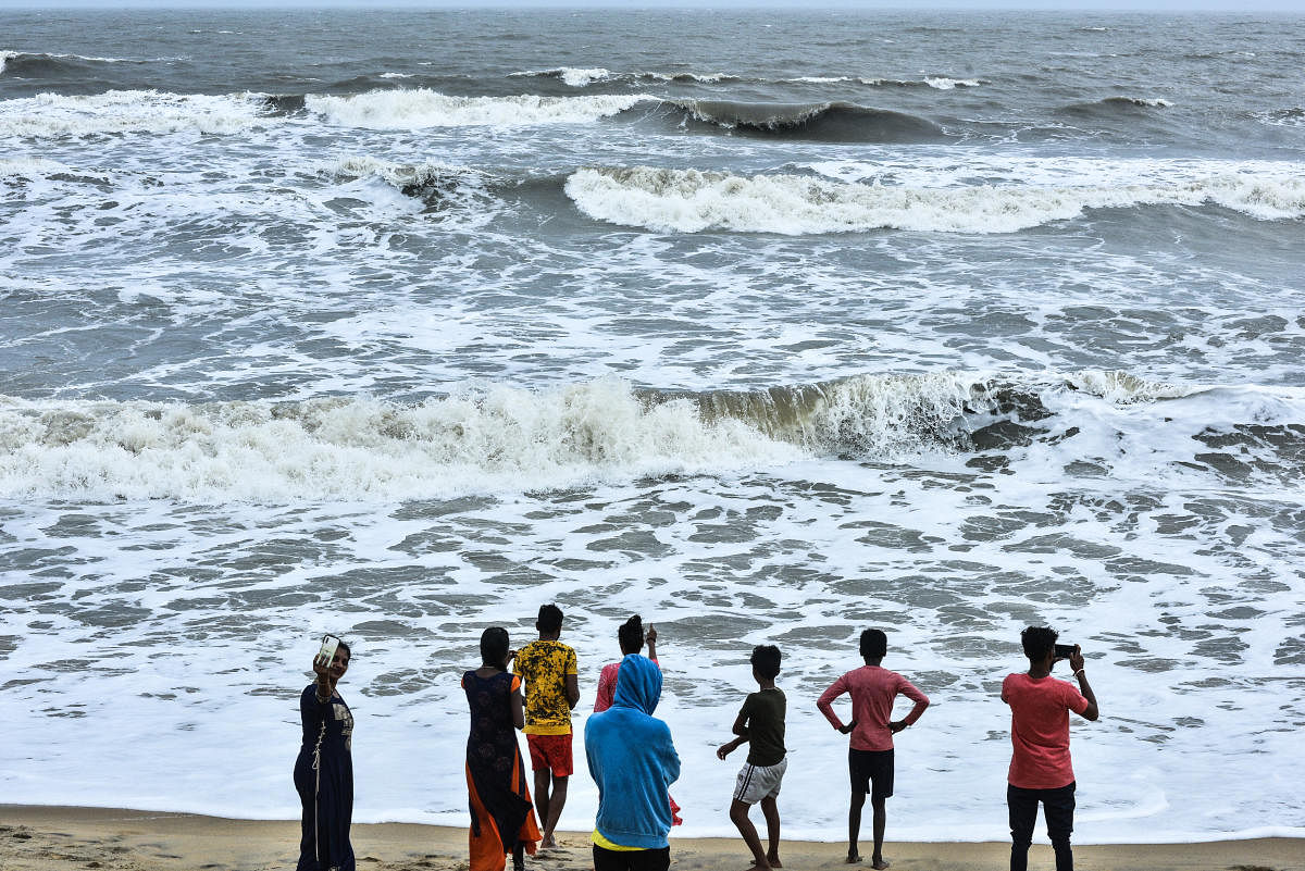 Scenes from Kasarakod beach. DH Photos /Tajuddin Azad