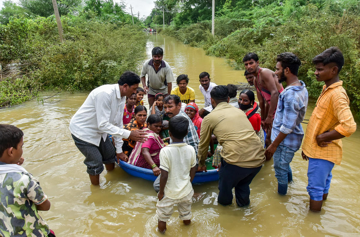 With road connectivity having been cut off, the flood-hit people of Honagunta village are being ferried in a boat to Bhima nagar, in Kalburgi district. DH PHOTO/PRASHANTH H G 