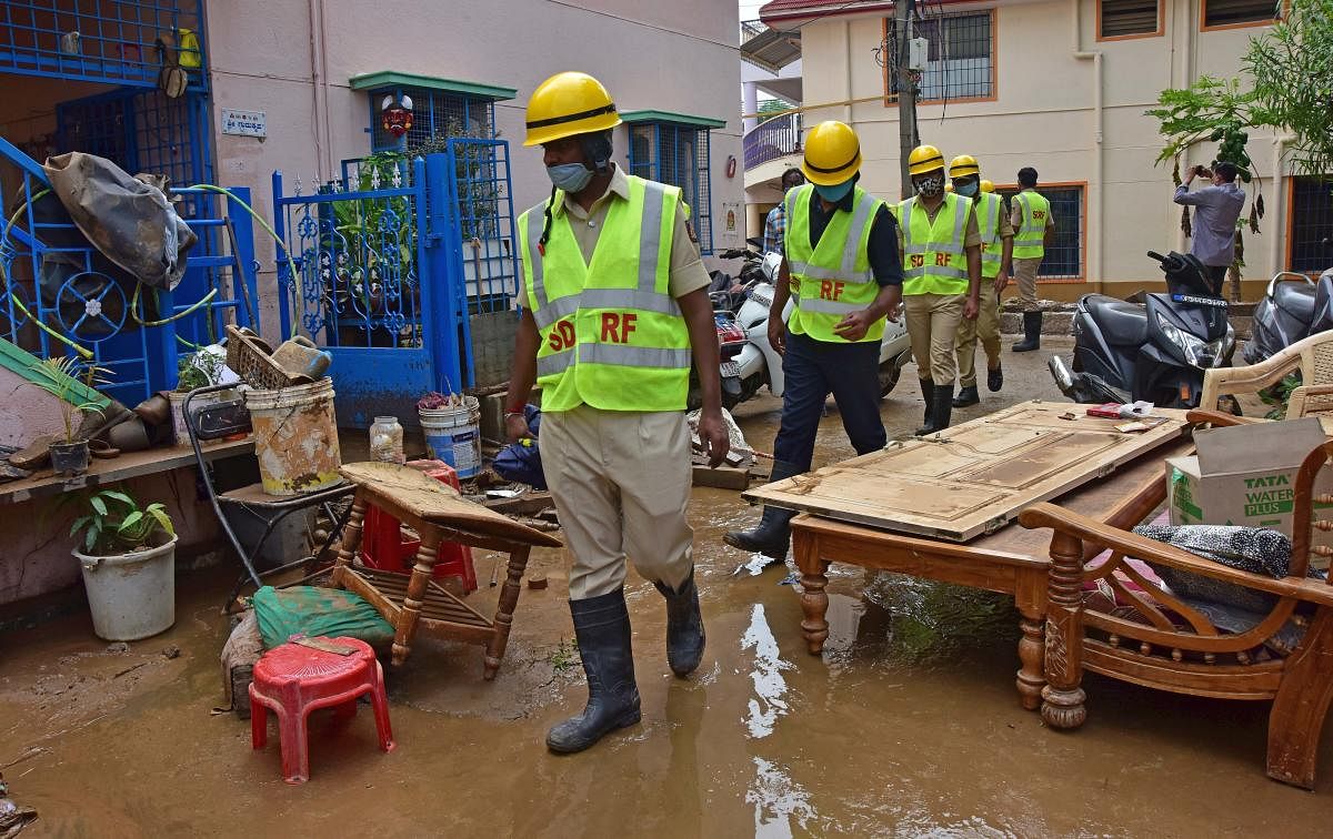 Rescue workers assess the rain damage in Dattatreya Nagar, Hosakerehalli. DH PHOTOS/IRSHAD MAHAMMAD