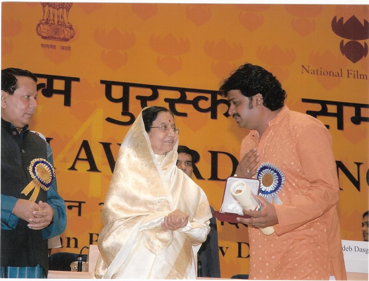 Lingadevaru receives the National Award for his directorial venture 'Nanu Avanalla Avalu' from the then President Pratibha Patil. 