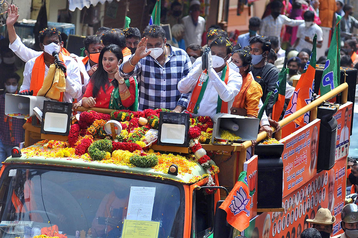 Actors Darshan and Amulya campaign for BJP candidate Munirathna in the bypolls to Rajarajeshwarinagar, in Bengaluru on Friday. DH Photo/Pushkar V