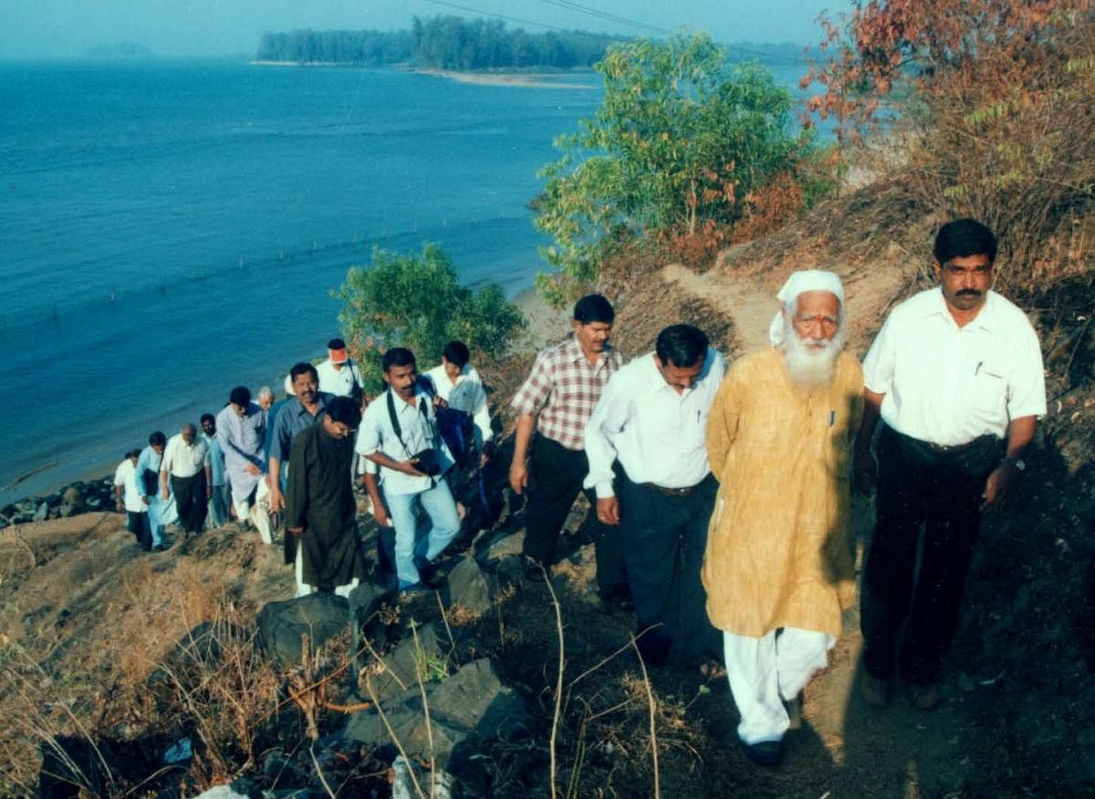 Sunderlal Bahuguna and other environmental activists at a padyatra along River Kali in Uttara Kannada district in 2003. The district has seen many such campaigns since the 1980s.