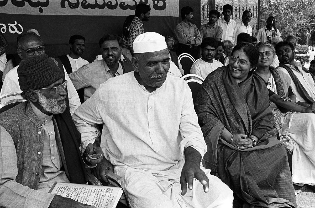 Karnataka Raita Sangha President M D Nanjunda Swamy, farmers leader Mahendra Singh Tikait, seed geneticist Dr Vandana Shiva, social activist Medha Patkar and others at Farmers conference in Bangalore. DH Photo 