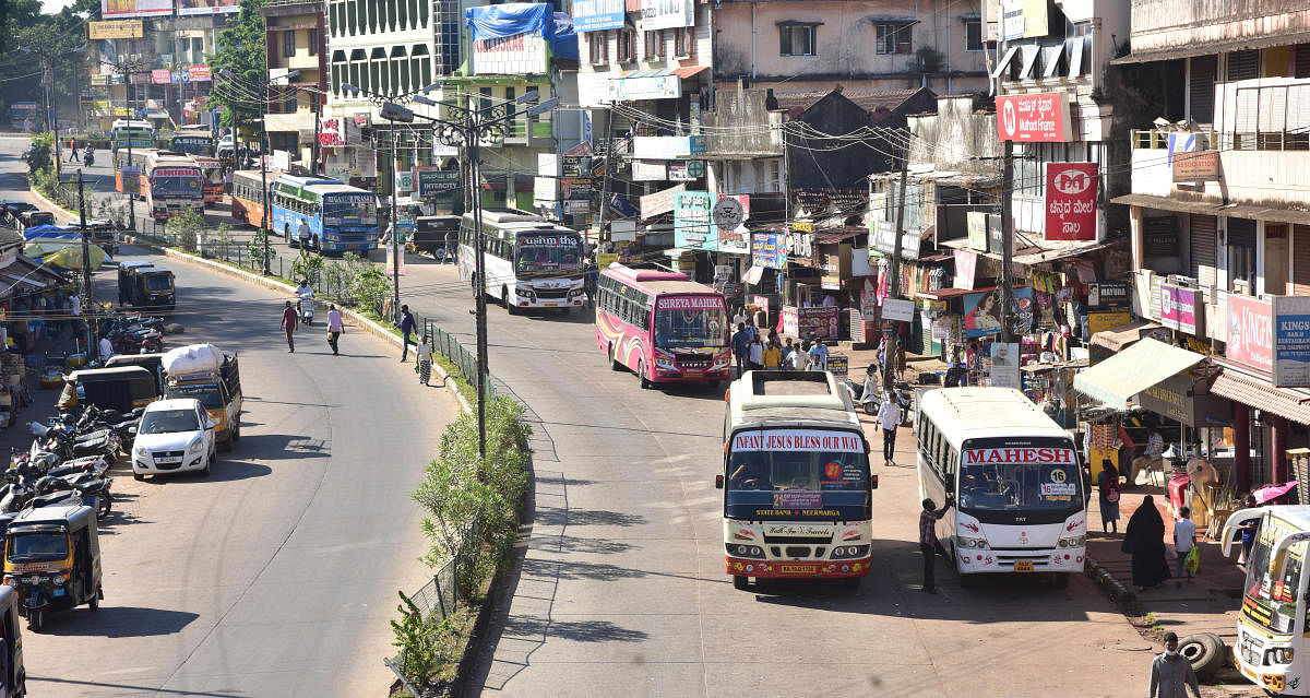 Private buses operated as usual and business was normal in Mangaluru on Tuesday. DH Photo