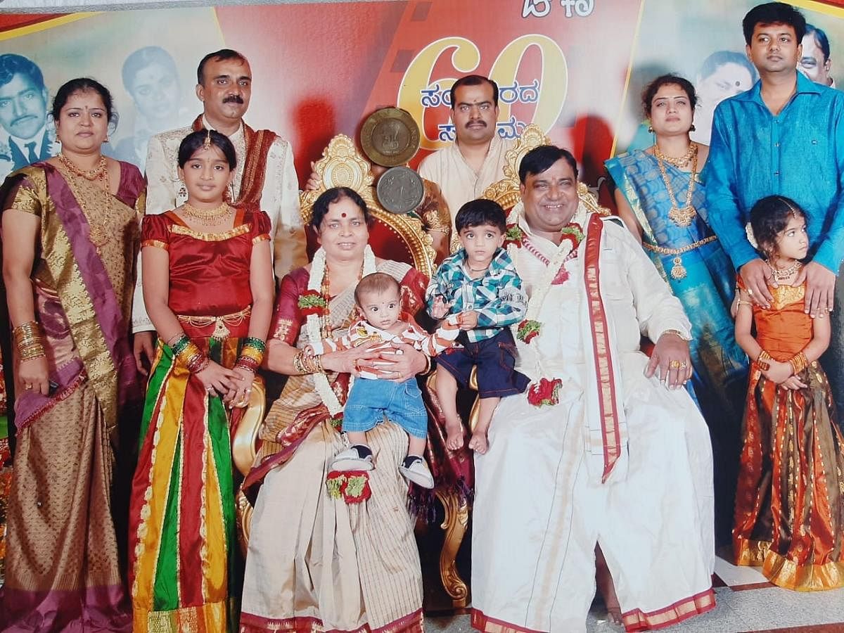 Doddanna with his wife Shantha, children and grandchildren.