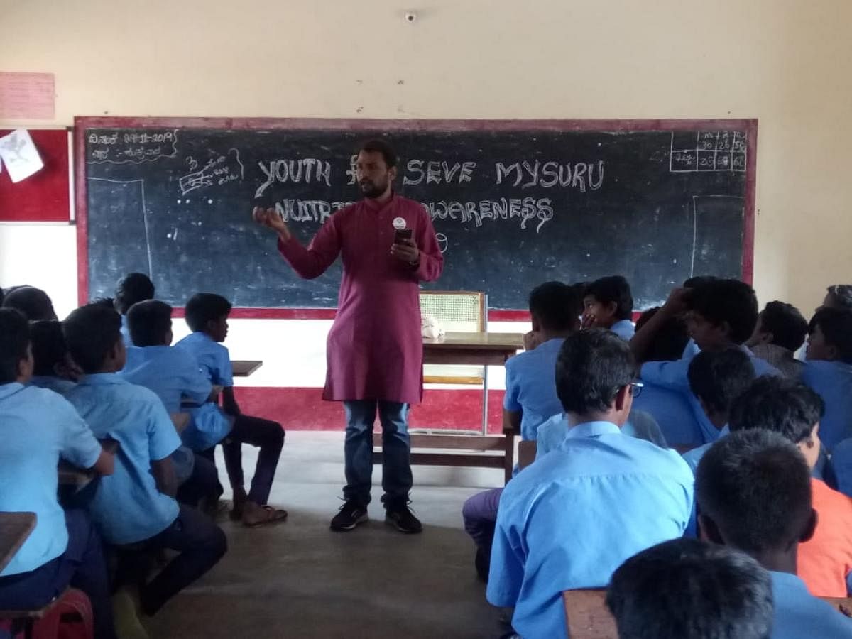 Satish Metri conducting a session on nutrition in a government school. Photo by special arrangement 