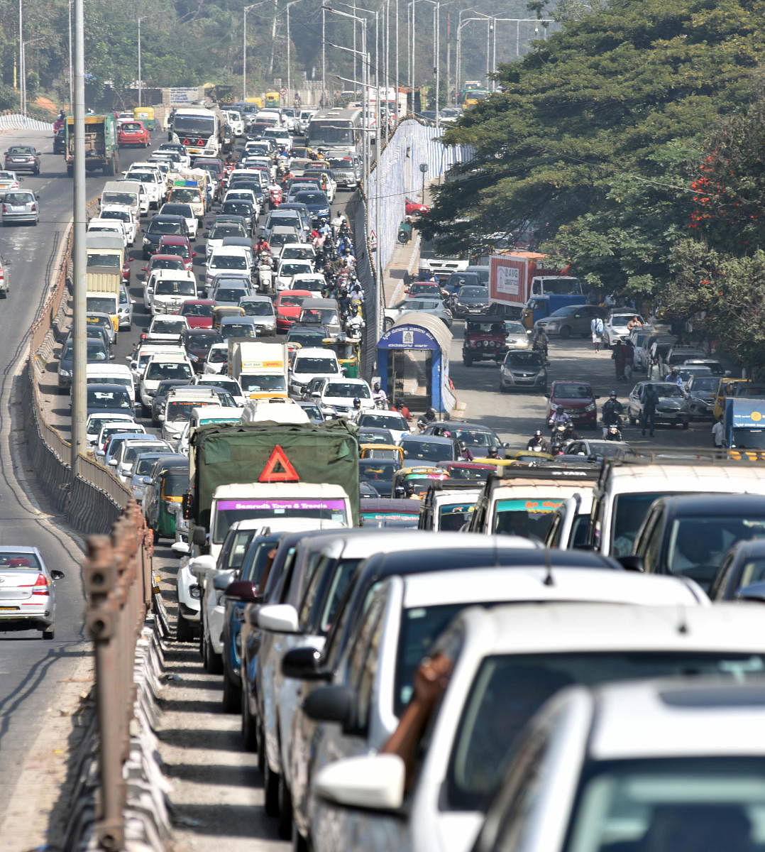 Bumper-to-bumper traffic from Hebbal to Mekhri Circle during the protest on Wednesday. DH Photo/Janardhan B K