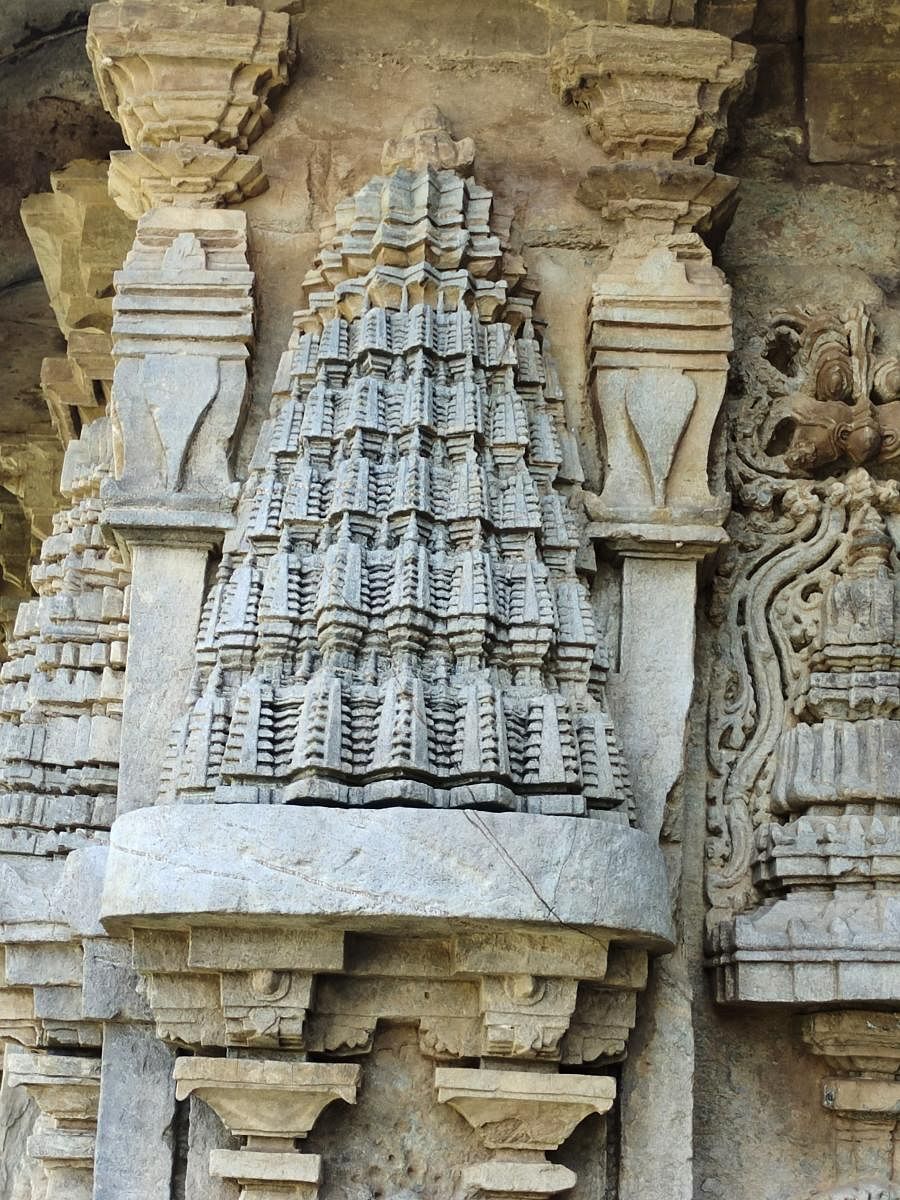 A Bhumija shikhara, as one of the wall-shrines of a Hoysala temple at Mosale. Photo by Srikumar M Menon 