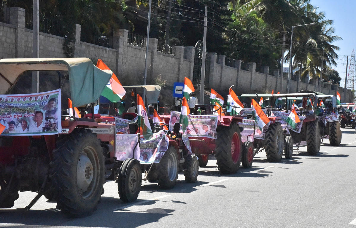 Tractors stopped by the police at Sadahalli Gate on Ballari Road, Bengaluru, on Tuesday. Credit: DH PHOTO/JANARDHAN B K