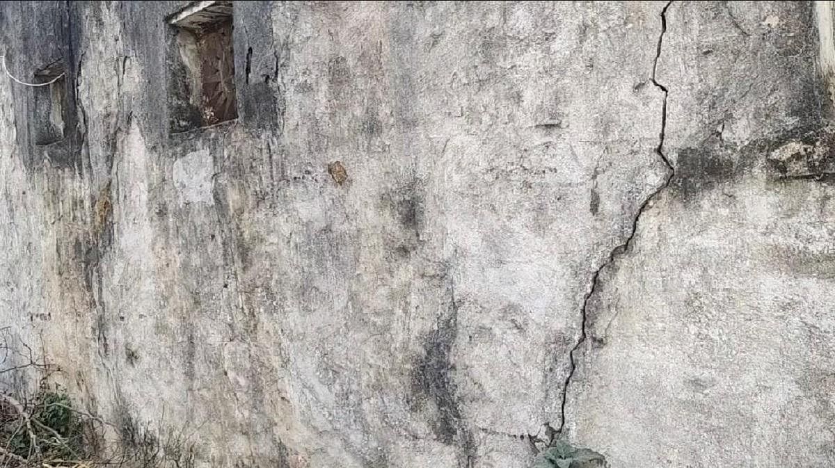 A wall of a house at Parasapur village has developed crack due to uncontrolled blasting at quarries nearby. Many houses have damaged due to the vibrations caused by blasts. DH PHOTO