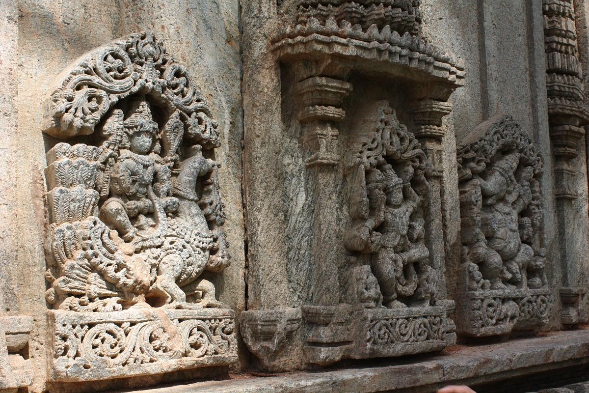 Sculptures in the temple. Photo by author