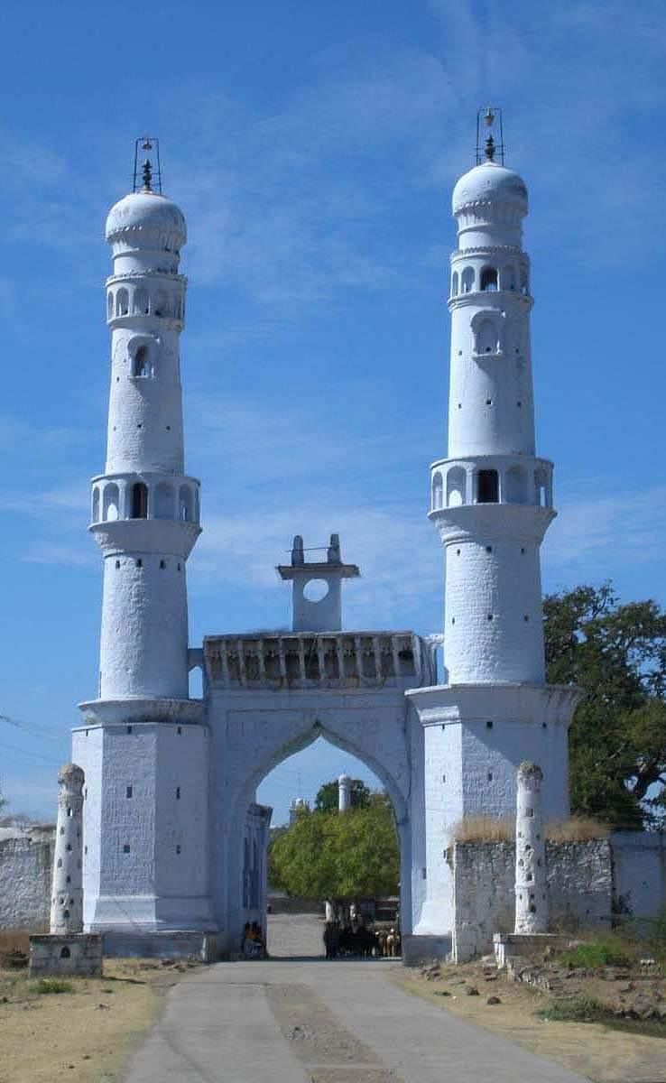 Main gateway minarets of Dargah complex of Hazrat Ladle Mashaikh at Aland. Photo by Special Arrangement