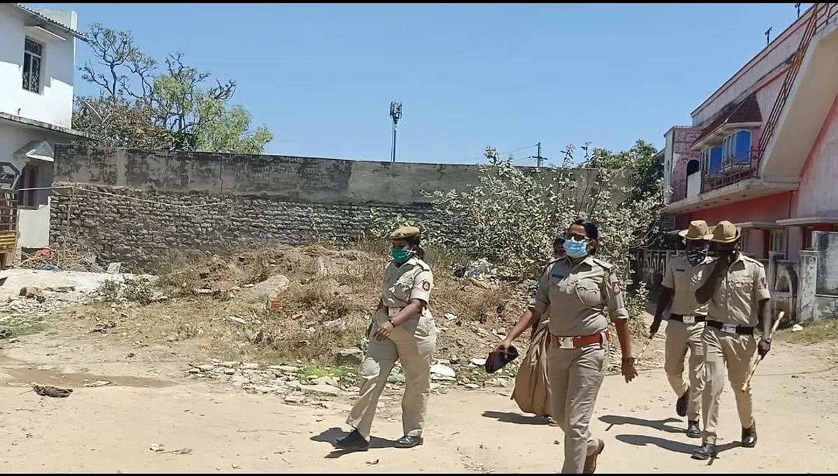 The police deployed additional forces at Andersonpet in KGF in Kolar district after a rowdy attacked a policeman during early hours of Thursday. DH Photos