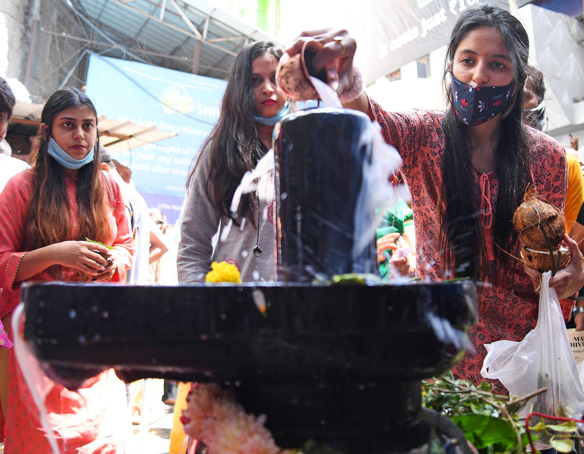 Devotees offer puja at the Shivoham Shiva Temple on Old Airport Road on Thursday. DH Photo/Pushkar V