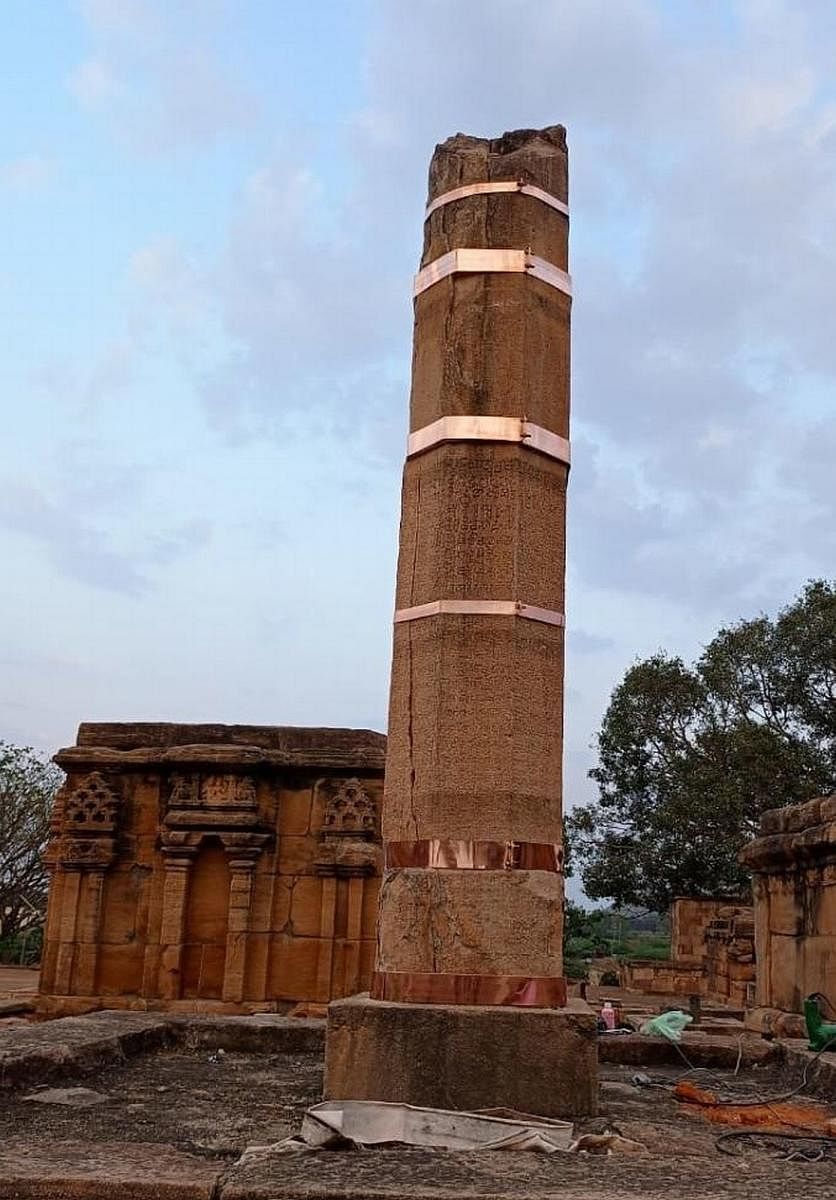 The cracking Vijayastambh (victory pillar) of Chalukyan era in Pattadkal, Bagalkot district, gets protective brass rings. Credit: DH Photo