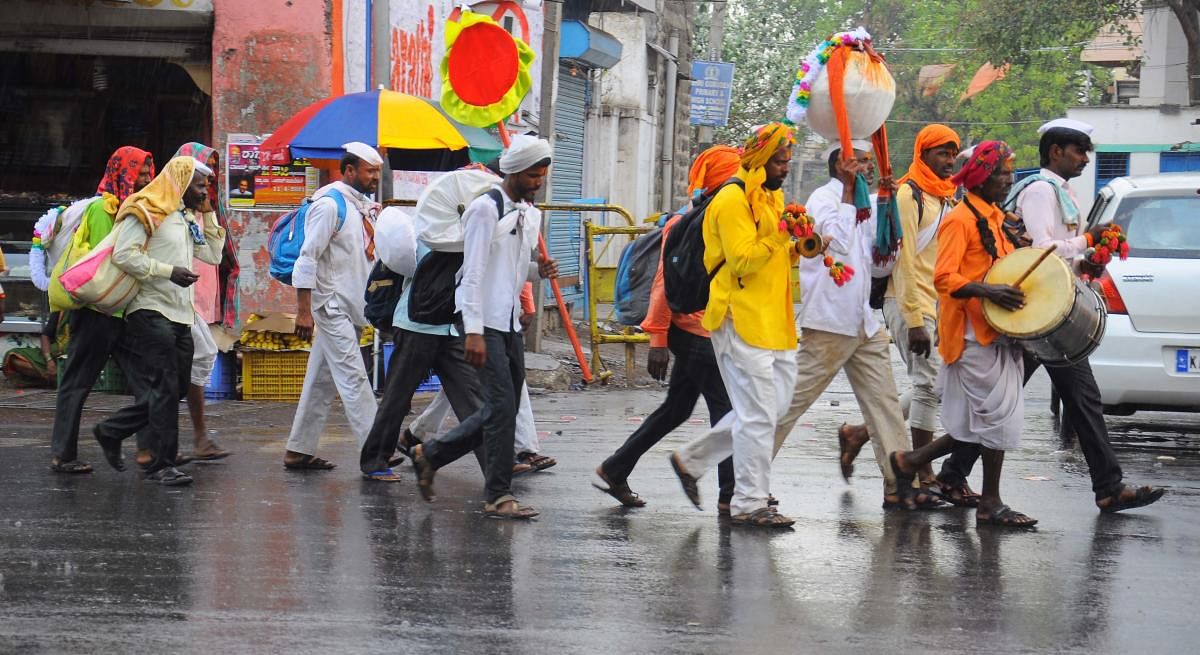 Devotees brave the rain to take part in an annual ritual in Vijayapura on Sunday. DH PHOTOS