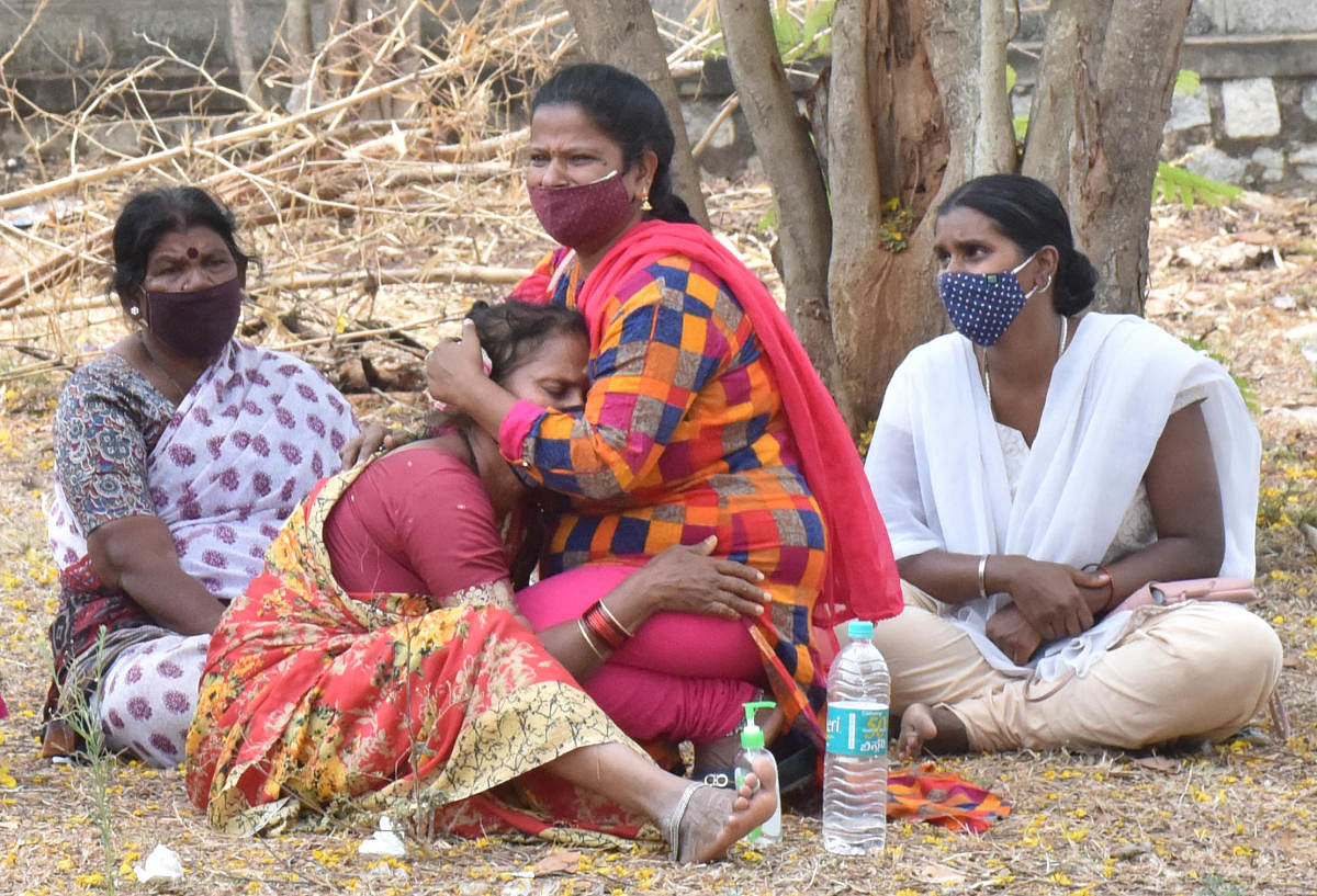 Grieving relatives at the crematorium in Medi Agrahara, Bengaluru, on Tuesday. DH PHOTO/JANARDHAN B K
