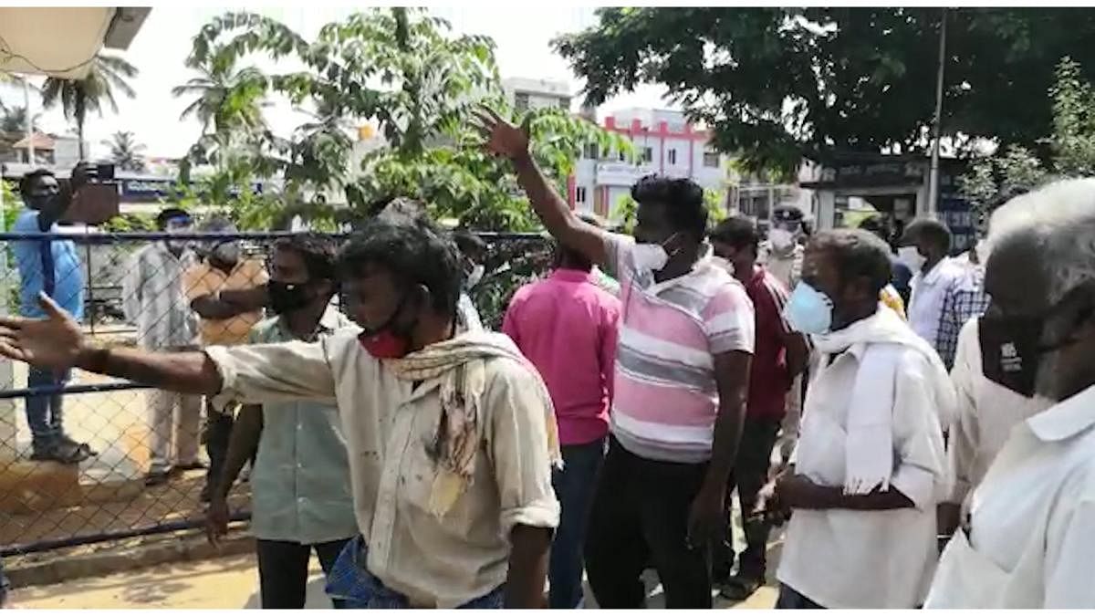 Video grab of people outside the Chamarajanagar district hospital in the immediate aftermath of the tragedy. DH Photo 