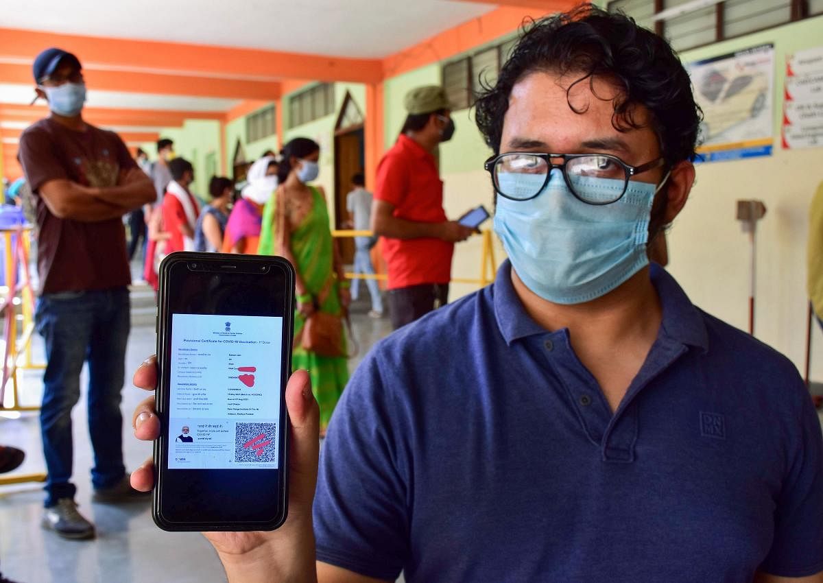 Jabalpur: A beneficiary shows his certificate on his mobile phone after receiving COVID-19 vaccine dose, at Gyan Ganga College in Jabalpur, Sturday, May 15, 2021. (PTI Photo) (PTI05_15_2021_000150B)