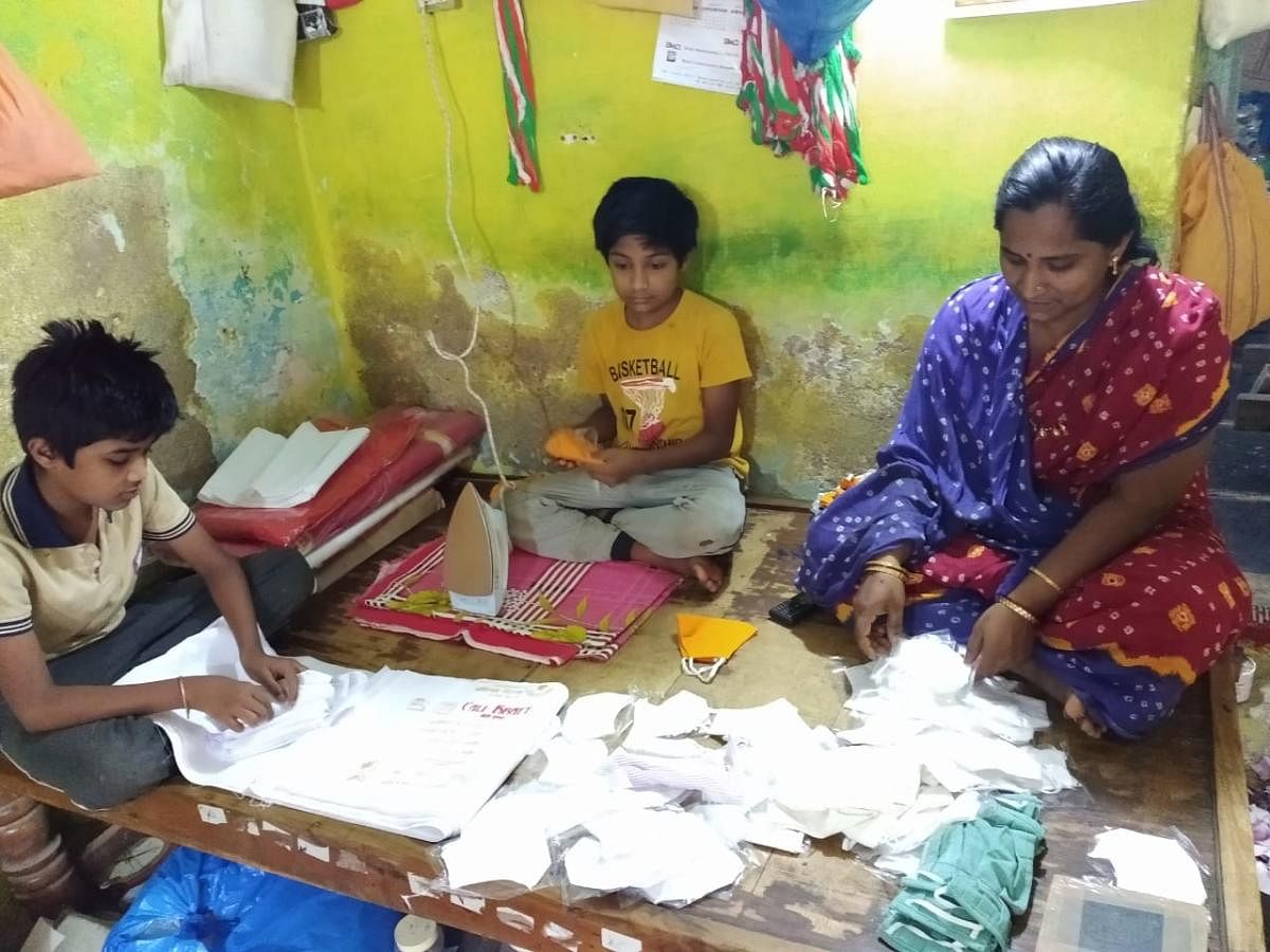 Family members of Raghavendra Mutalikdesai help in preparing Khadi masks Hubballi. DH Photo