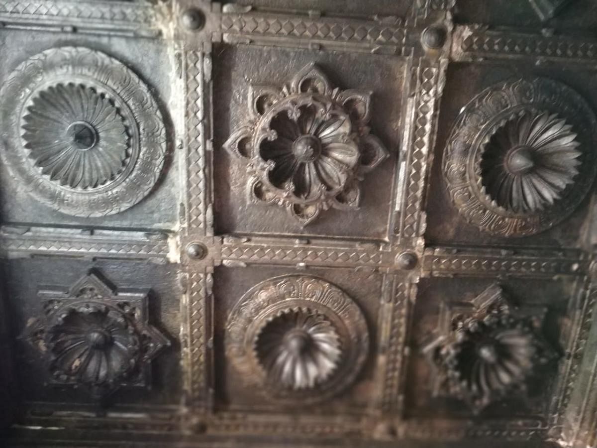 Carvings on the ceiling of Shankarlinga Temple in Sankeshwar. 