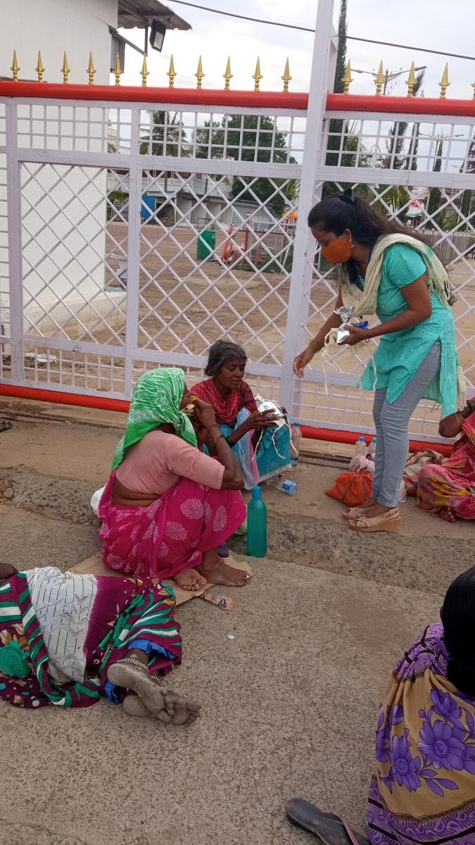 Divyarani provides food packets to the needy in Kalaburagi.