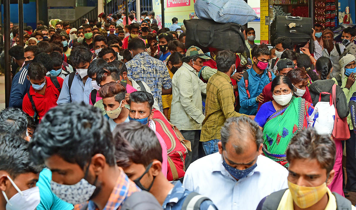 There was little social-distancing as thousands of migrant workers arrived at the KSR Bengaluru railway station on Monday. DH PHOTO/RANJU P