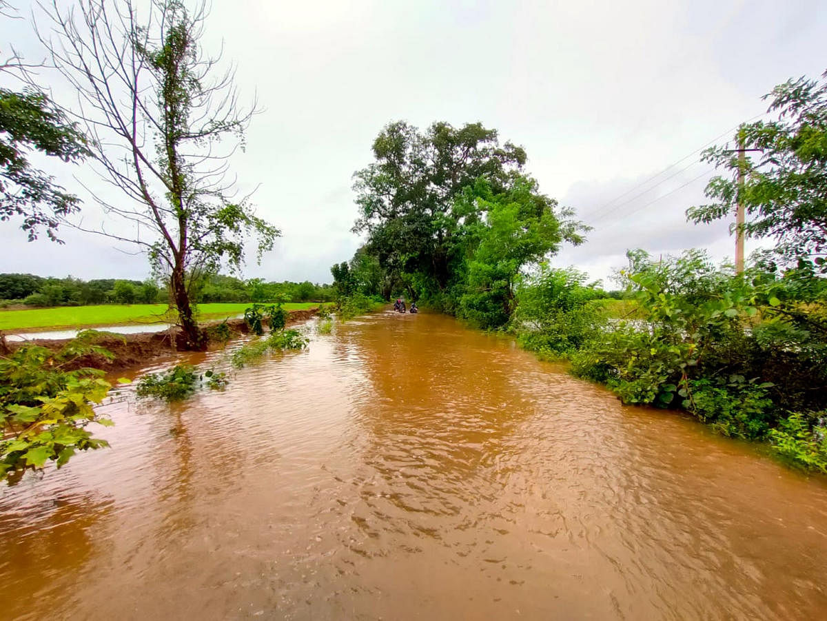 The Mundgod-Yellapur road in Uttara Kannada district is under water. DH Photo/Sadashiva M S