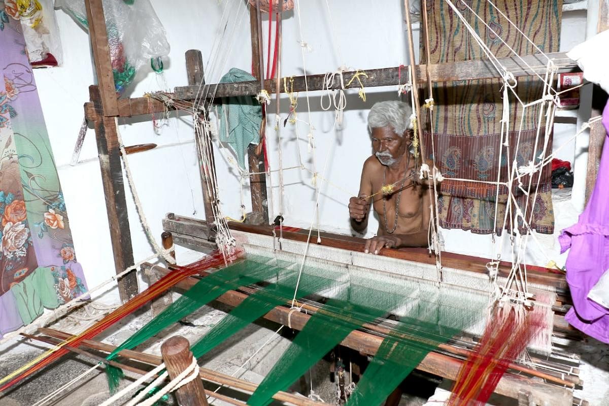 A weaver from Ilkal at work.