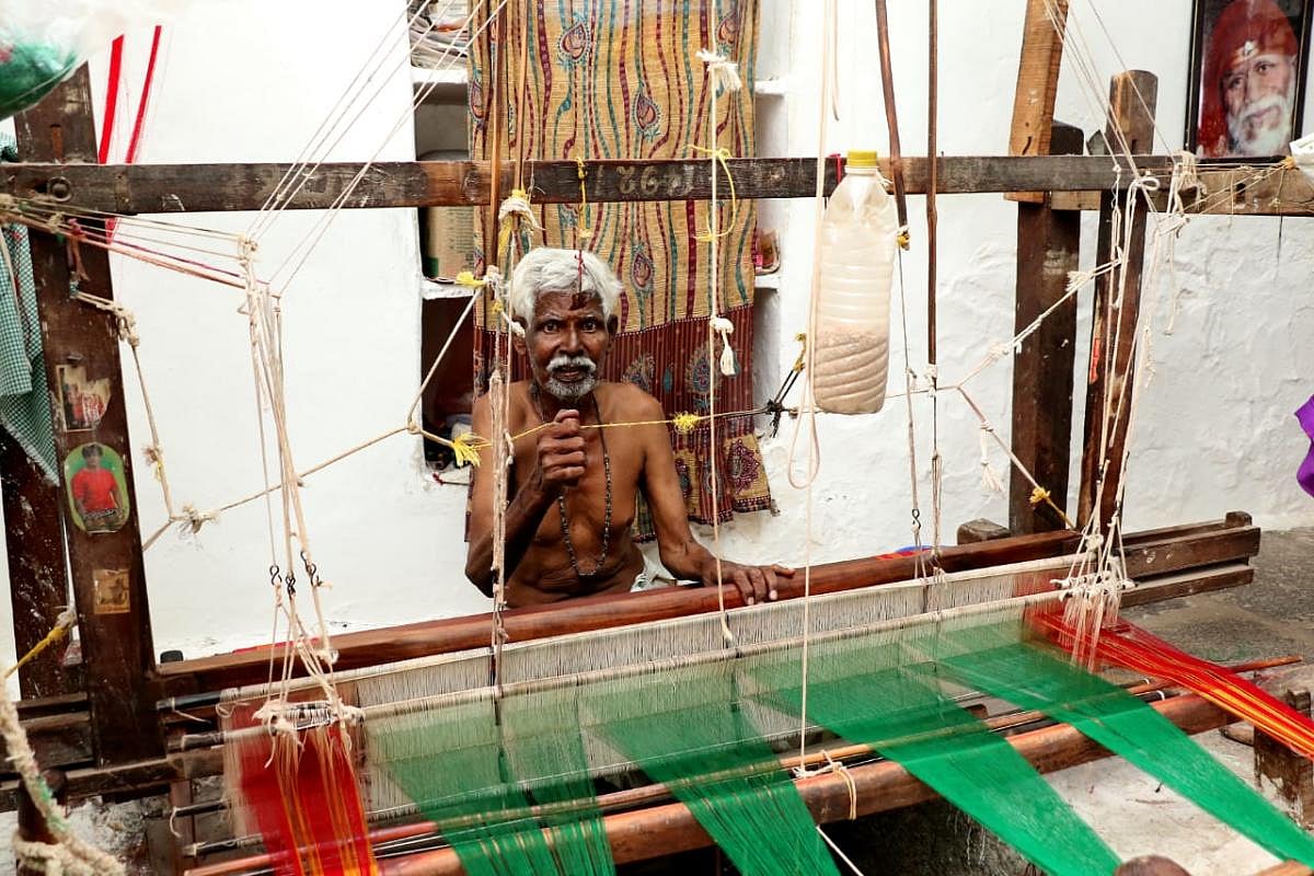 A weaver from Ilkal at work.