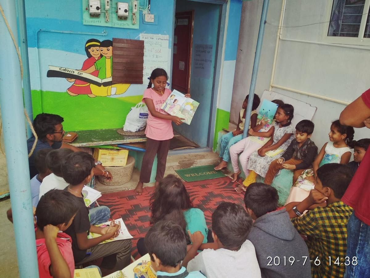 Children engage in a group activity at the Haadibadi Community Library in Bengaluru.