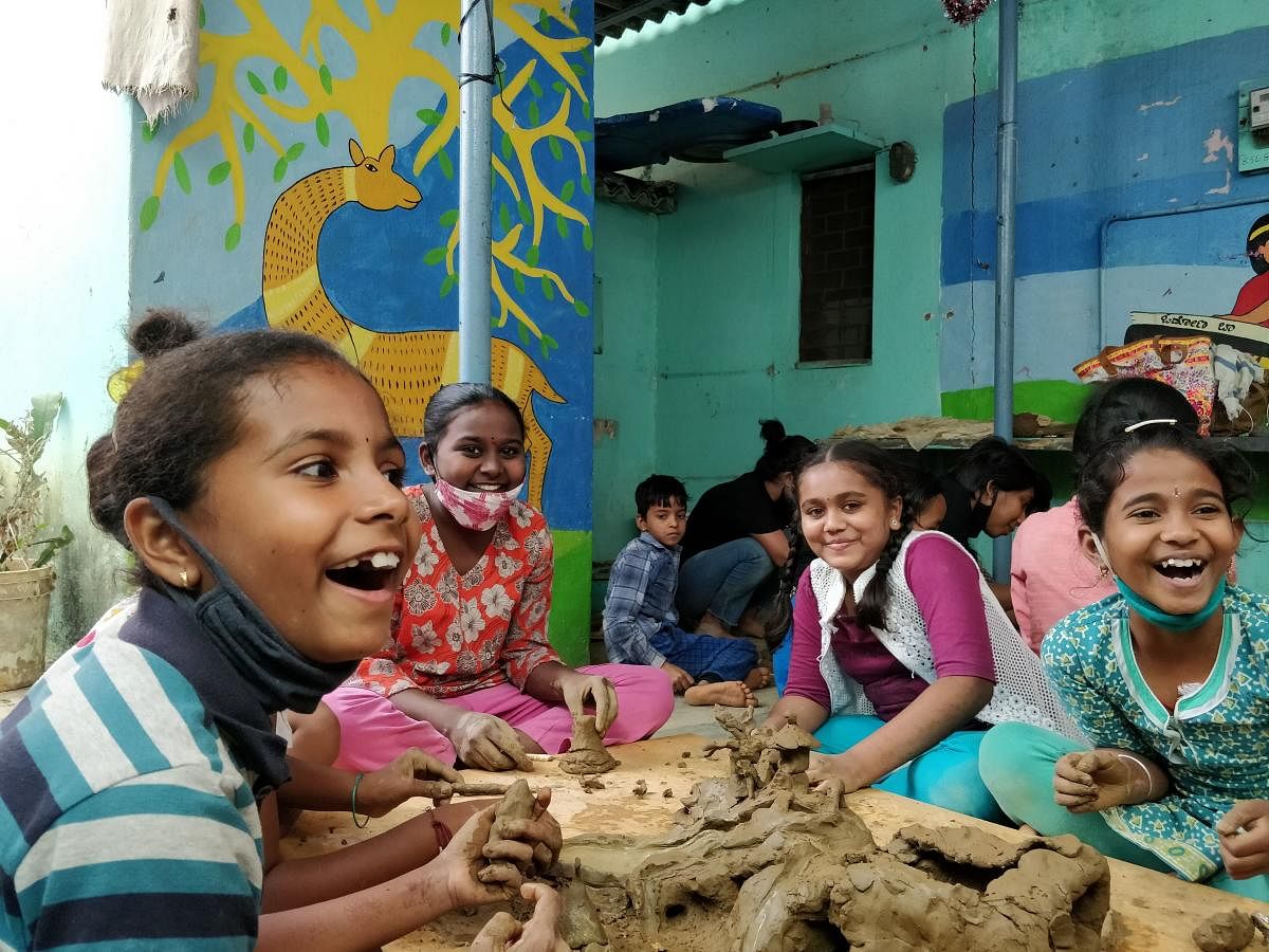 Children engage in a group activity at the Haadibadi Community Library in Bengaluru.