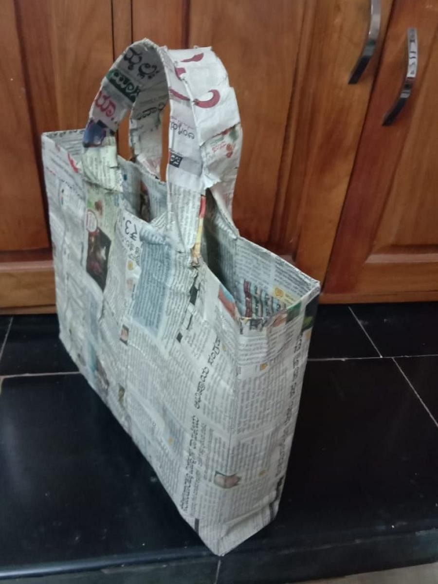 The affordable paper bags made of discarded newspapers are leak-proof to a large extent.