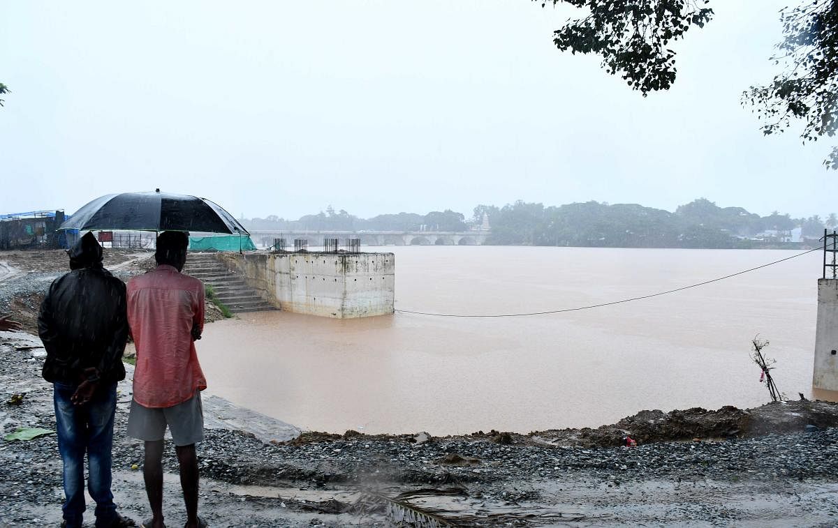 The swollen Tunga river sparks flood fears in Shivamogga. The district has been experiencing incessant rain for the past few days.