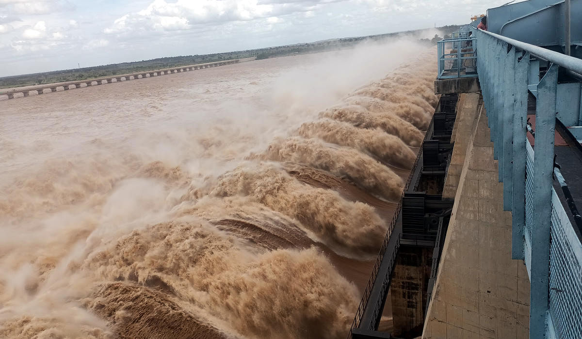 As much as 4 lakh cusec of water was discharged downstream from Narayanapur reservoir in Yadgir district, by lifting all 30 crest gates on Wednesday. Credit: DH photo