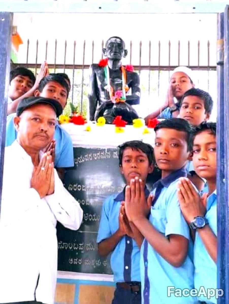 Children at Jakkali village in Ron taluk of Gadag district, worship Gandhi in the small ‘Gudi’ constructed in the government school premises. Photos by Balu Matcheri, Sangamesh Menasigi, Vaibhav Hanamshet