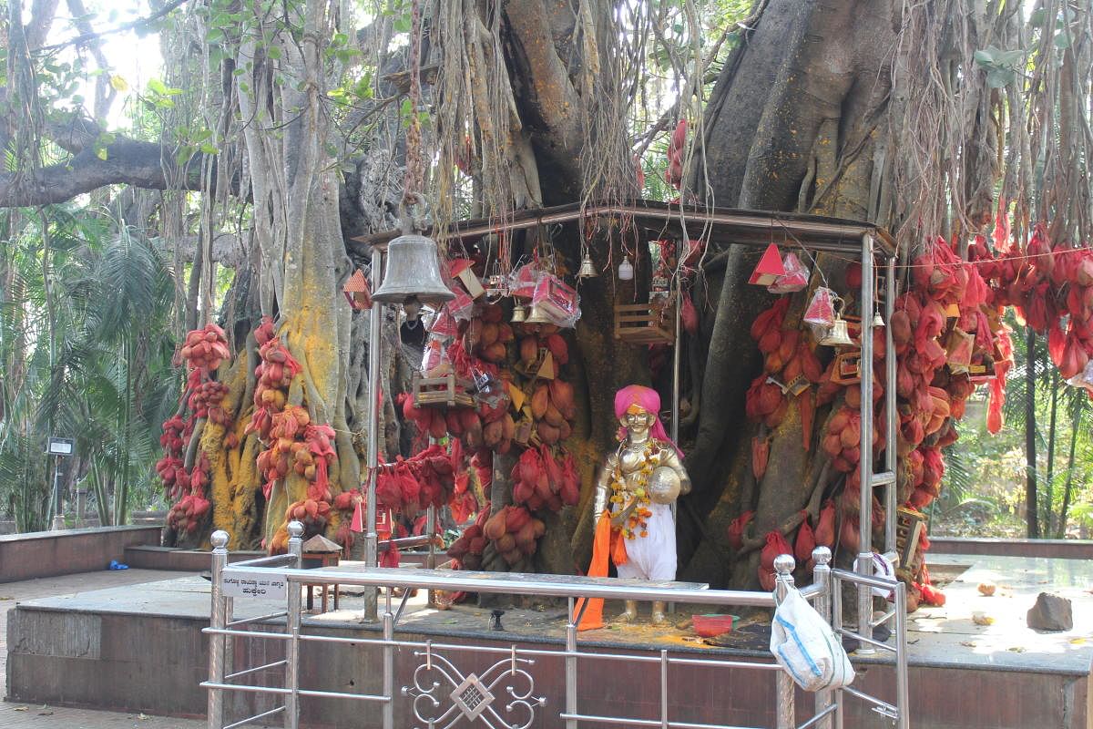 The shrine dedicated to Sangolli Rayanna at Nandgag, Belagavi. Photos by Balu Matcheri, Sangamesh Menasigi, Vaibhav Hanamshet