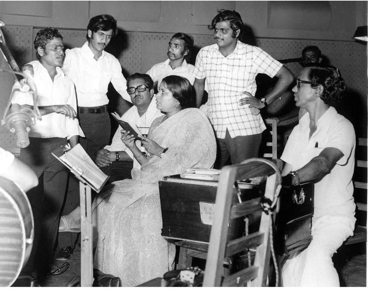 Rajendra Singh Babu with Ambareesh, music director Sathyam, Vani Jayaram and R N Jayagopal. Babu says Ambareesh first acted in a couple of films produced by Shankar Singh’s Mahatma Pictures before he became a sensation in ‘Naagarahaavu’ (1972). RAJE